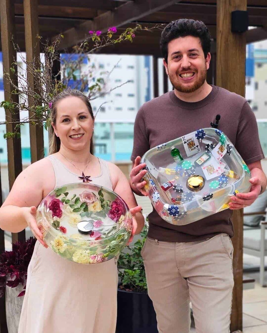 Ana Hang y Junior Cesar Alves con dos lavabos de resina