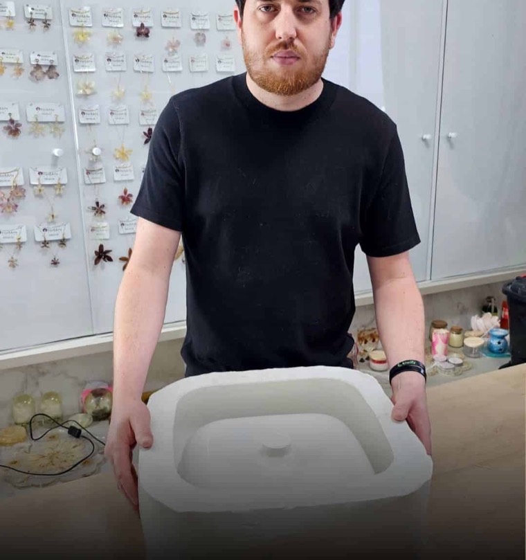 Junior con el molde de un lavabo